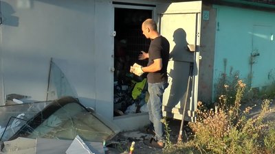 Сергій Антоненко у власному гаражі збирає і сортує сміття Сергій Антоненко у власному гаражі збирає і сортує сміття