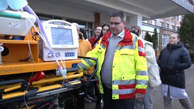 У Хмельницькому побував німецький парамедик, який рятує українських дітей