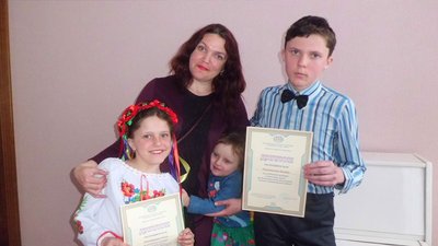 Дві школярки з різних куточків Харківщини шиють маски Дві школярки з різних куточків Харківщини шиють маски