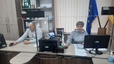 Видавали довідки навіть вночі: як працює ЦНАП у селищі на Дніпропетровщині за сім кілометрів від фронту