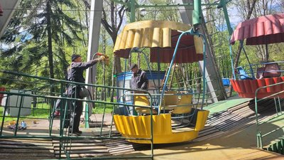 Містечко атракціонів у парку Шевченка в Рівному відкриває сезон Містечко атракціонів у парку Шевченка в Рівному відкриває сезон