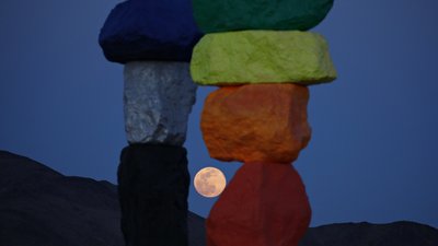 Над Землею піднявся Квітковий Місяць. Як він виглядав з різних куточків світу