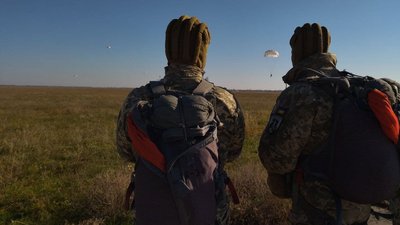 Десантування з повітряного судна Мі-8: у Миколаєві морпіхи стрибали з парашутом