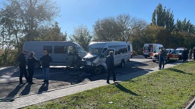 На Волині зіткнулися маршрутка та бус. Двох осіб госпіталізували до лікарні На Волині зіткнулися маршрутка та бус. Двох осіб госпіталізували до лікарні