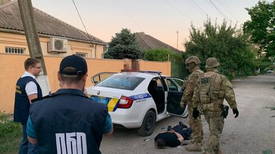 У Краматорську затримали патрульних, які торгували наркотиками та брали хабарі У Краматорську затримали патрульних, які торгували наркотиками та брали хабарі