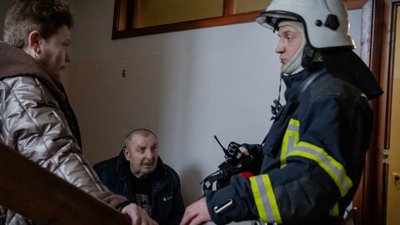 У Хмельницькому під час пожежі працівники ДСНС врятували двох людей