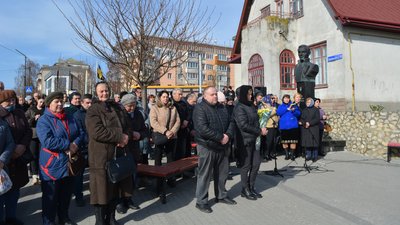 Рідні, друзі та односельці прощаються з бійцем Романом Ющишиним Рідні, друзі та односельці прощаються з бійцем Романом Ющишиним