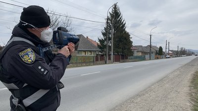 В Ужгороді та Мукачеві патрульні почали вимірювати швидкість автомобілів приладом TruCAM