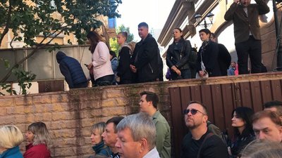 Біля пошкодженого пожежею костелу Святого Миколая у Києві проводять месу Біля пошкодженого пожежею костелу Святого Миколая у Києві проводять месу