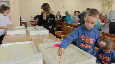 У Вінниці для дітей-переселенців проводять майстер-класи з пісочної анімації та малювання У Вінниці для дітей-переселенців проводять майстер-класи з пісочної анімації та малювання