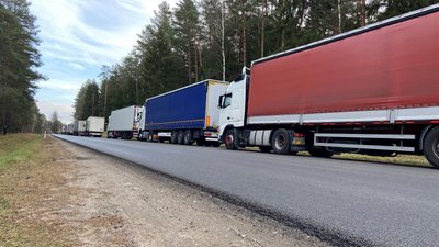 Десятки вантажівок стоять у черзі на під'їзді до пункту пропуску Бобровники в Польщі Десятки вантажівок стоять у черзі на під'їзді до пункту пропуску Бобровники в Польщі