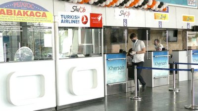 Мовний конфлікт в аеропорту "Херсон": обидві сторони написали заяви до поліції Мовний конфлікт в аеропорту "Херсон": обидві сторони написали заяви до поліції