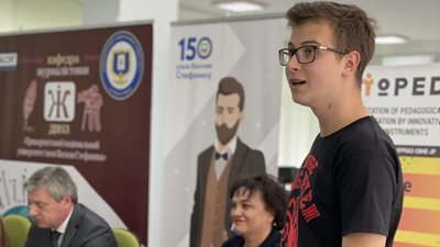 "Кава, ноут, рок-н-рол". У Франківську презентували випуск книжки студентського проєкту "Кава, ноут, рок-н-рол". У Франківську презентували випуск книжки студентського проєкту