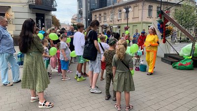 В Івано-Франківську для дітей-переселенців влаштували хімічне шоу "Бандера смузі" В Івано-Франківську для дітей-переселенців влаштували хімічне шоу "Бандера смузі"