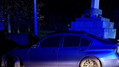 У центрі Харкова водій BMW наїхав на пам'ятник: травмувалися четверо пасажирів