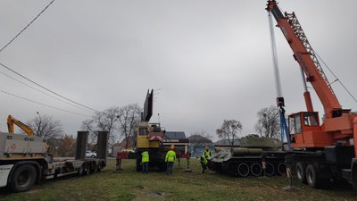 В Умані демонтували радянський танк В Умані демонтували радянський танк