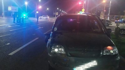 У Мелітополі Запорізької області водій збив двох перехожих, один з них загинув У Мелітополі Запорізької області водій збив двох перехожих, один з них загинув