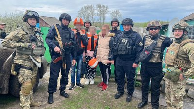 Поліція вивезла з Куп'янська на Харківщині сімох дітей Поліція вивезла з Куп'янська на Харківщині сімох дітей