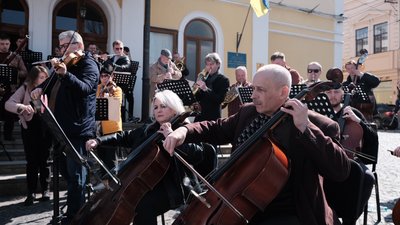 Концерт посеред міста. У Чернівцях щодня на сходах філармонії грають гімн України
