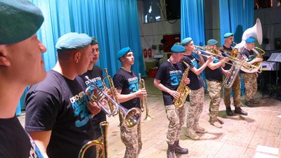 В Миколаєві військовий оркестр опановує нові музичні стилі і жанри В Миколаєві військовий оркестр опановує нові музичні стилі і жанри
