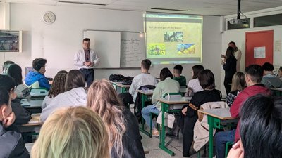Презентація проєкту про Україну французьким ліцеїстам у місті Безьє Презентація проєкту про Україну французьким ліцеїстам у місті Безьє