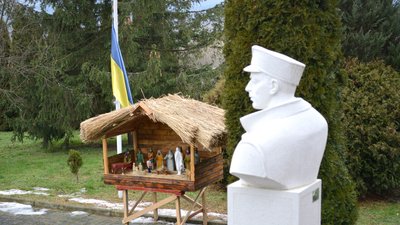 Шопка розташована біля пам'ятника Петрові Франку Шопка розташована біля пам'ятника Петрові Франку