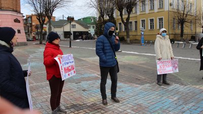 "Квіти клумбам, а права жінкам". У Вінниці відбулась мирна акція "Кожна за себе! Кожна – за всіх!" "Квіти клумбам, а права жінкам". У Вінниці відбулась мирна акція "Кожна за себе! Кожна – за всіх!"