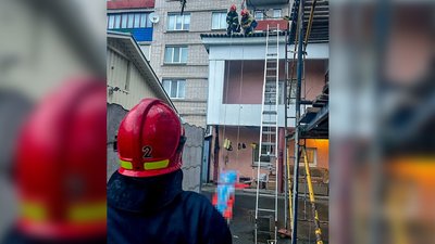 Рятувальники спускають тіло жінки з даху прибудови сусіднього двоповерхового будинку