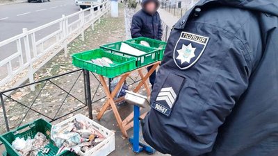 Продавали рибу без документів: поліцейські у Херсоні перевірили ринки