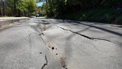 Тріщини асфальту на вулиці Конституційній в Чернівцях