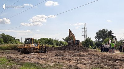 У Харкові противники будівництва дороги через "Барабашово" стали на заваді техніки У Харкові противники будівництва дороги через "Барабашово" стали на заваді техніки