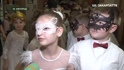 Віденський бал школярів відбувся в ляльковому театрі в Ужгороді Віденський бал школярів відбувся в ляльковому театрі в Ужгороді
