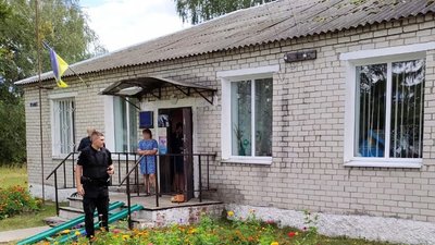 Хотів повернути дітей: у селі на Чернігівщині п'яний чоловік порубав сокирою двері та вікно сільради