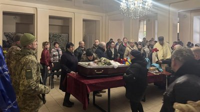 На Миколаївщині провели в останню путь бійця Віталія Ткачука