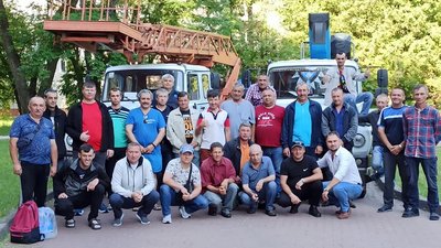На фото хмельницькі комунальники, які повернулись з Чернігова. На фото хмельницькі комунальники, які повернулись з Чернігова.