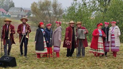 На Житомирщині підняли прапори над стародавнім козацьким курганом На Житомирщині підняли прапори над стародавнім козацьким курганом
