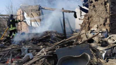 обстріли, Дніпропетровщина, рятувальник гасить пожежу, 1 березня 2026