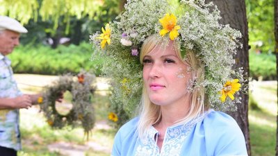 Плетуть вінки та танцюють: у Черкасах почали святкувати Івана Купала Плетуть вінки та танцюють: у Черкасах почали святкувати Івана Купала