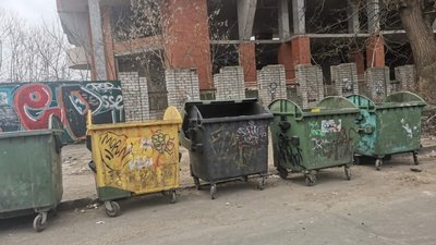 Херсонські комунальники прибирають сміття у місті та розчищають стихійні звалища