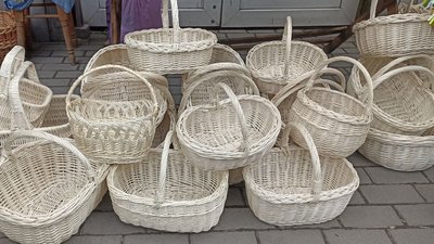 Білі великодні кошики з лози на Тернопільському ринку Білі великодні кошики з лози на Тернопільському ринку