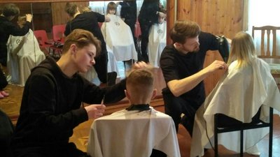Перукарі-благодійники постригли дітей у волинському притулку Перукарі-благодійники постригли дітей у волинському притулку