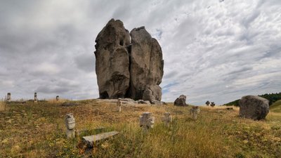 «Чортів камінь» у селищі Підкамінь на Львівщини