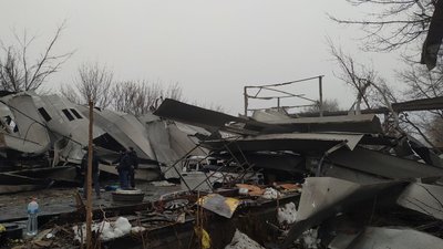 Спалені автівки та зруйнований ангар: наслідки російської атаки по авторемонтному підприємству Одеси. ФОТО