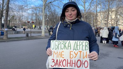 "Дерева — це легені міста". У Миколаєві відбулася акція-протест проти обрізання платанів "Дерева — це легені міста". У Миколаєві відбулася акція-протест проти обрізання платанів