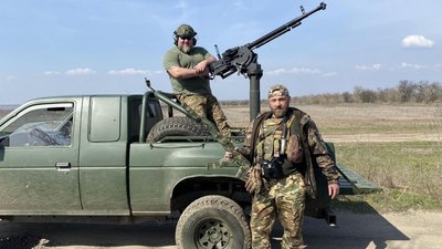 "Ми ляжемо всі, але не дамо їм зайти сюди!" — боєць з позивним "Художник" збиває "шахеди" в небі Сумщини "Ми ляжемо всі, але не дамо їм зайти сюди!" — боєць з позивним "Художник" збиває "шахеди" в небі Сумщини