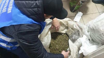У Кіровоградській області поліцейські вилучили близько шістнадцяти кілограмів наркотиків У Кіровоградській області поліцейські вилучили близько шістнадцяти кілограмів наркотиків