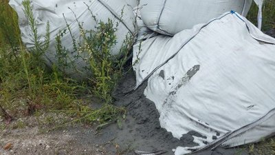 У Сумах біля 40-ї підстанції виявлено звалища сміття та мішки забруднювальної суміші