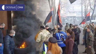 Біля сумського управління поліції мітингує "Правий сектор": звинувачують у бездіяльності (ФОТО) Біля сумського управління поліції мітингує "Правий сектор": звинувачують у бездіяльності (ФОТО)
