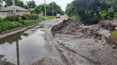На Кущівці після ремонтних робіт більше тижня не закопують яму На Кущівці після ремонтних робіт більше тижня не закопують яму