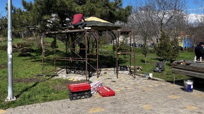 В одеському парку Перемоги встановлюють альтанки